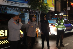 Polres Tanjungperak Gelar Patroli Skala Besar Antisipasi Kriminalitas dan Balap Liar