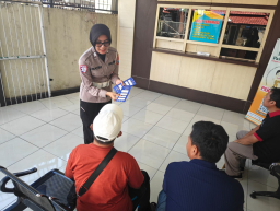 Polantas Menyapa Kepada Masyarakat Saat Pengurusan Surat Kendaraan Bermotor, Supaya Bisa Dekat Antara Polri Masyarakat