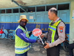 Polres Trenggalek Bagikan Puluhan Rambu Stop Portabel untuk Supeltas dan Satpam Sekolah