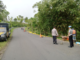 Gerak Cepat Polsek Suruh Antisipasi Dampak Longsor di Jalan Nasional Trenggalek-Pacitan