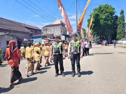 Polres Trenggalek Kerahkan Personel Berikan Pelayanan Pengamanan Prosesi Larung Sembonyo