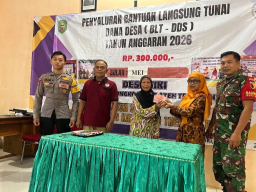 Bhabinkamtibmas di Trenggalek Dampingi Penyaluran BLT-DD Bagi Warga Tak Mampu