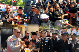 Kritik dan Dukungan Beriringan, AMI Beri Kejutan Ulang Tahun di Tiga Markas Kepolisian Surabaya