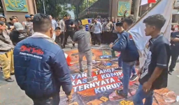 Desak Penegakan Hukum Tanpa Tebang Pilih, AMI Geruduk Kejati Jatim Sambil Lempar Telur Busuk