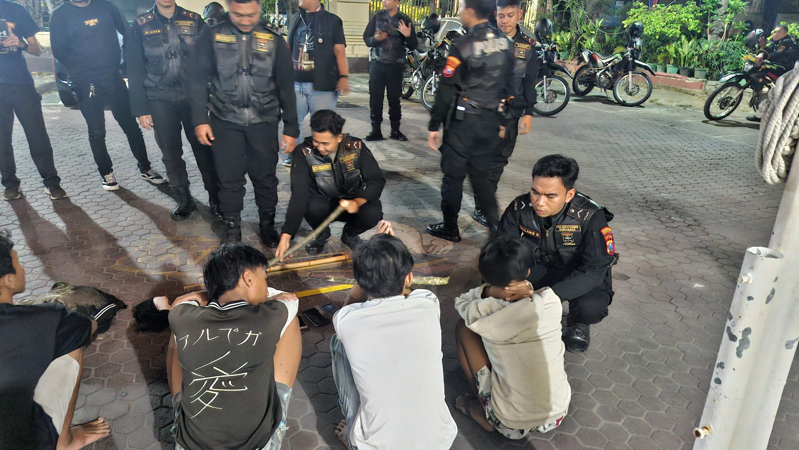 Polisi dan Warga Amankan Lima Orang Anggota Gengster di Pasar Kembang Surabaya