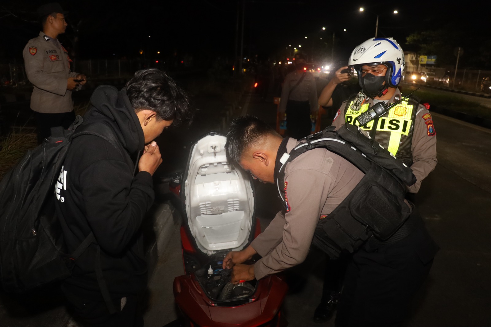 Polres Pelabuhan Tanjung Perak Intensifkan Patroli Malam, Jamin Keamanan Jelang Pilkada 2024.