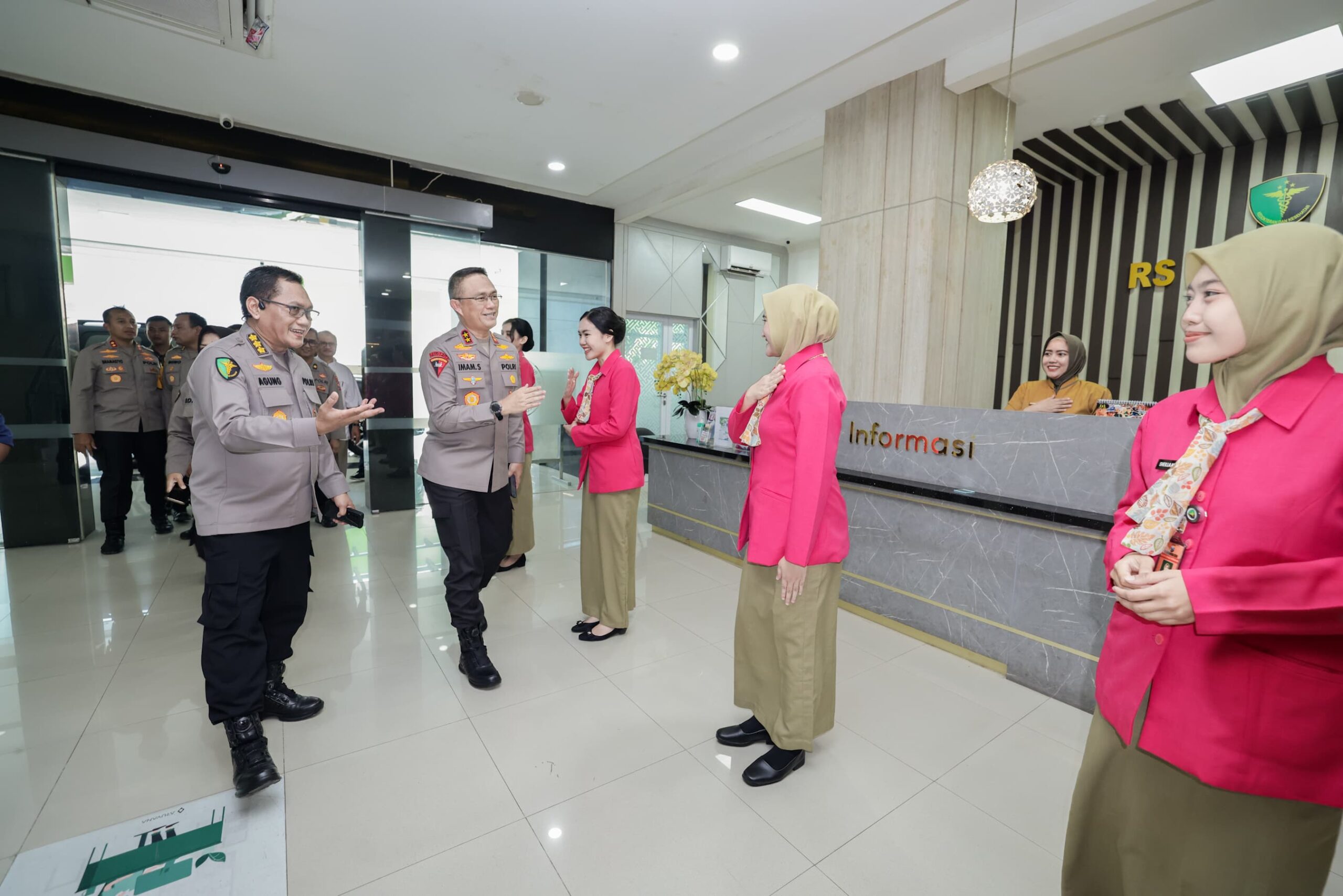 Kapolda Jatim Kunjungi RS Bhayangkara Kediri Beri Santunan Pasien dan Motivasi Tenaga Medis