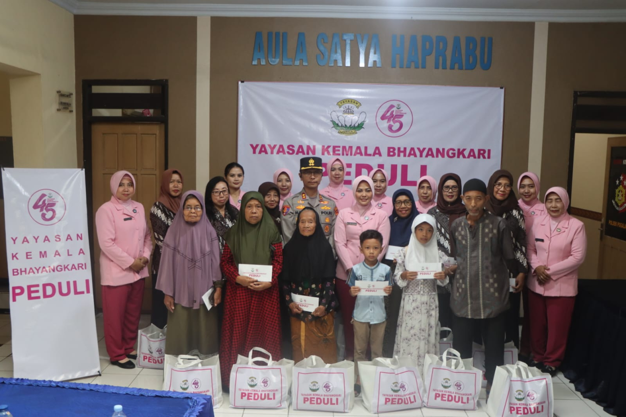 Sambut HUT ke-45 Yayasan Kemala Bhayangkari, Kapolres dan Ketua YKB Trenggalek Salurkan Bansos