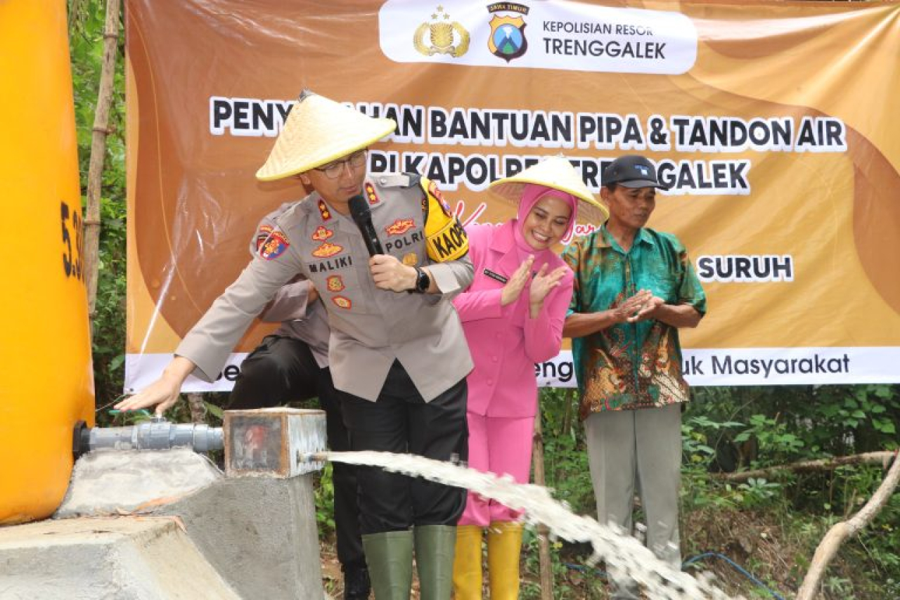 Dukung Ketahanan Pangan, Kapolres Trenggalek Resmikan Kebun Sayur dan Serahkan Bantuan Tandon Air