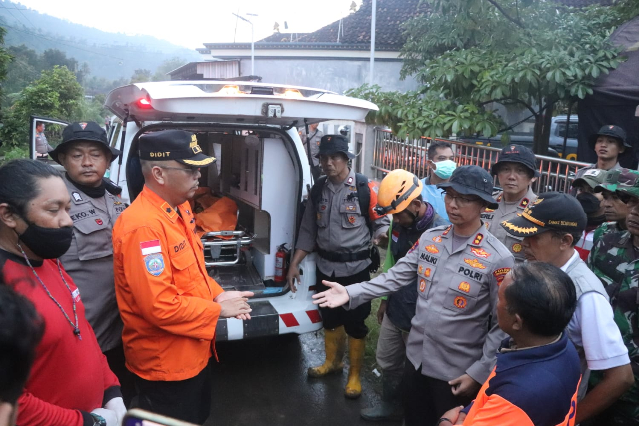 Petugas SAR Gabungan Temukan Dua Korban Tanah Longsor di Desa Depok, Bendungan