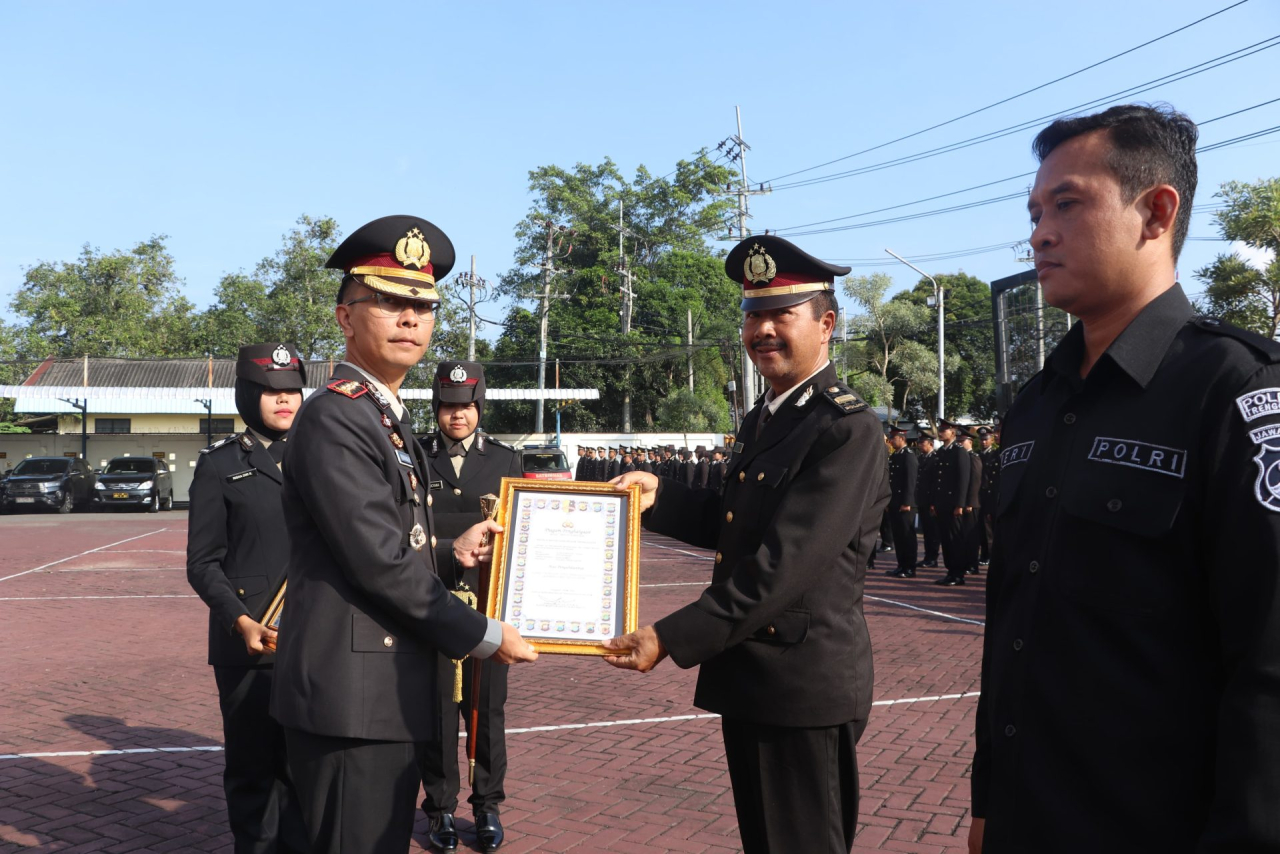 Sabet CTT Terbaik Tingkat Polda Jatim, Kapolres Trenggalek Ganjar Penghargaan 7 Anggota Sihumas