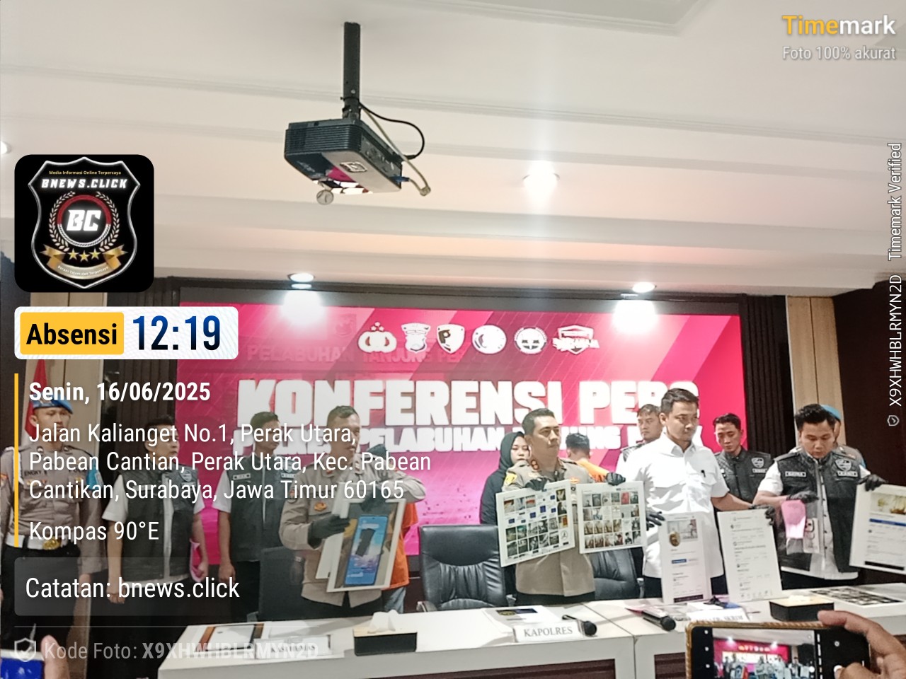 Tim Syber Satreskrim Polres Pelabuhan Tanjung Perak, Melakukan Penangkapan Kedua Tersangka UU ITE Tentang Pornografi.