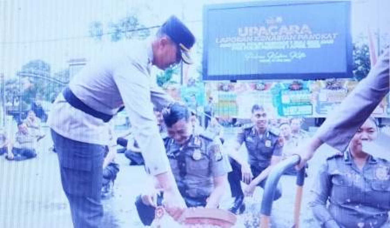 Kapolres Kediri Kota Pimpin Upacara Korps Raport Kenaikan Pangkat, 71 Personel dan ASN Terima Penghargaan