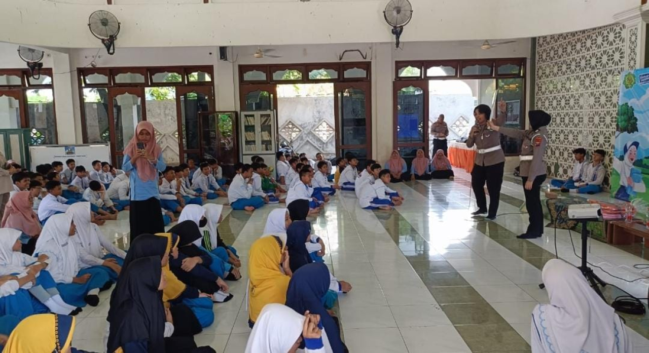 Operasi Patuh Semeru 2025 Ditlantas Polda Jatim Edukasi Pelajar Tertib Lalu Lintas