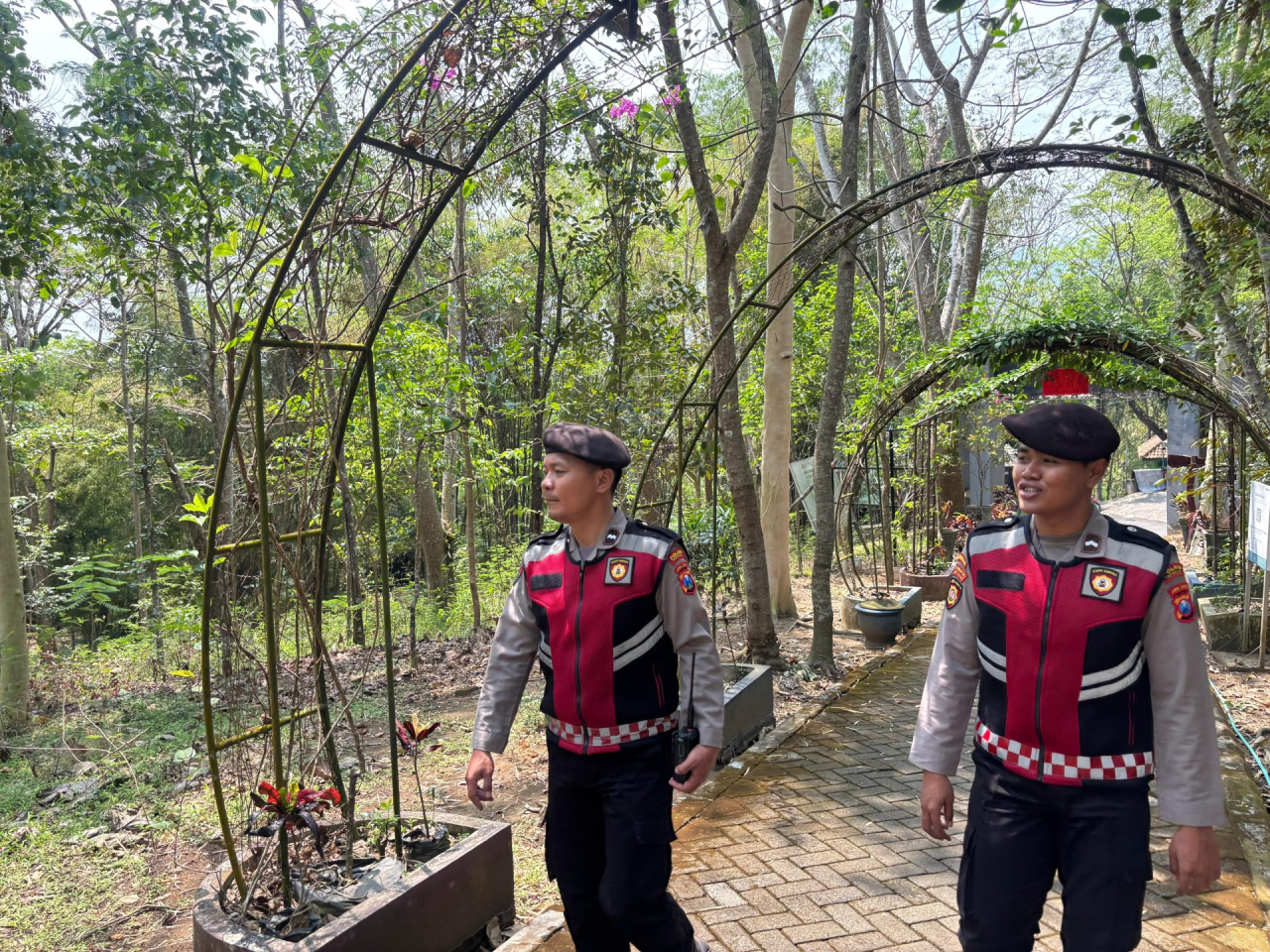 Cegah Kriminalitas, Polres Trenggalek Intensifkan Patroli Jalan Kaki