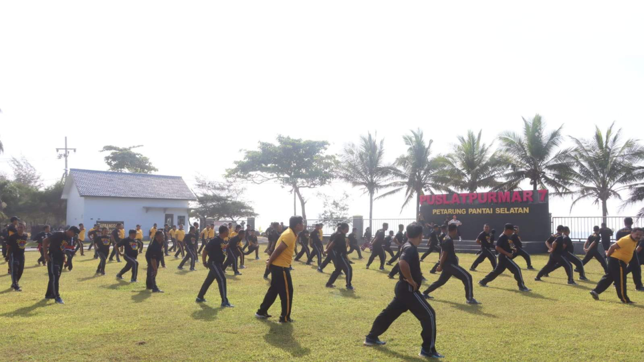 Perkuat Sinergi TNI-Polri, Kapolresta Banyuwangi Olahraga Bareng Marinir di Lampon