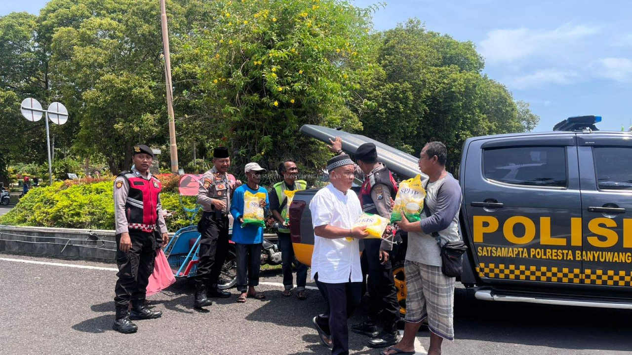 Polresta Banyuwangi Gelar Jumat Berkah; Bagikan Beras SPHP kepada Jukir, Tukang Becak, dan Takmir Masjid Agung