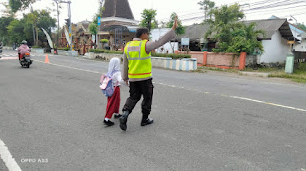 Polres Ngawi Intensifkan Pengaturan Lalu Lintas Pagi Demi Kelancaran Aktivitas Masyarakat 