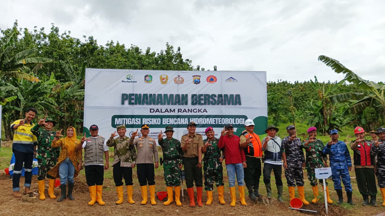 Polresta Banyuwangi Dukung Penanaman Pohon untuk Mitigasi Bencana di Pesanggaran