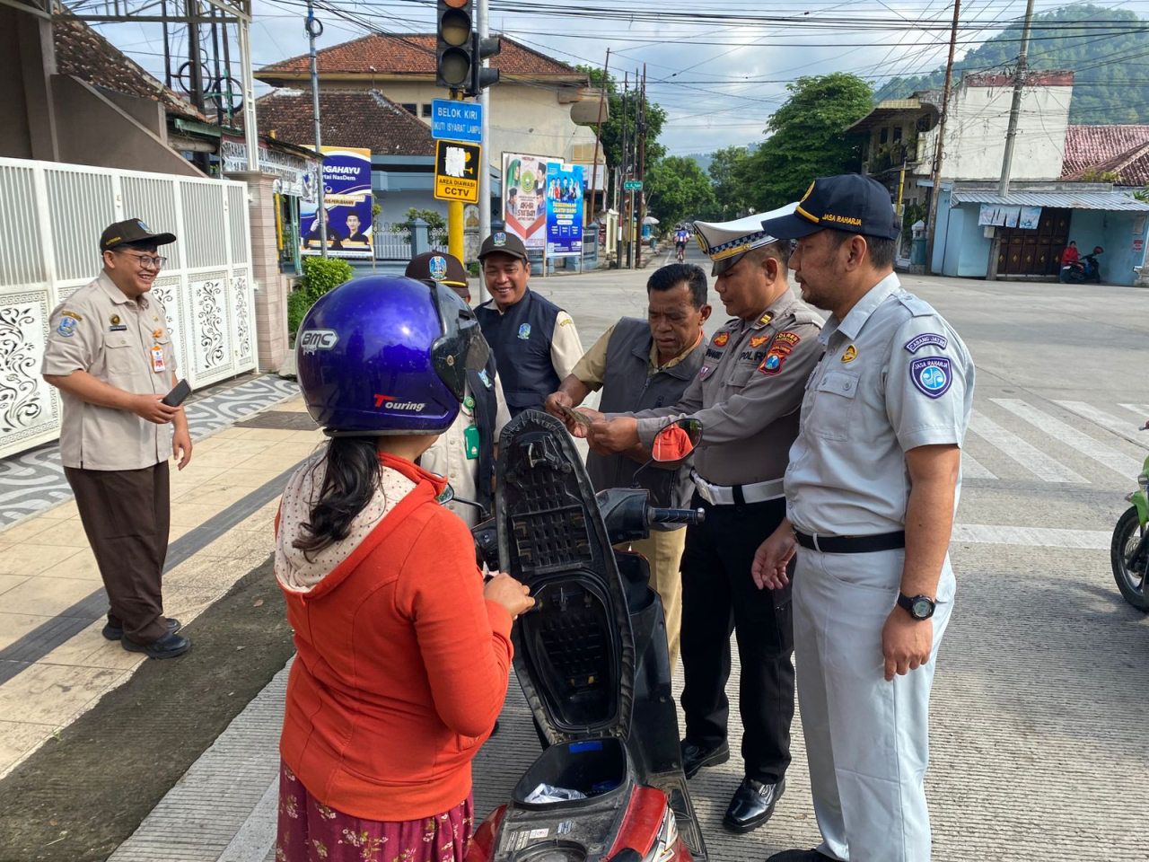 Gugah Kesadaran Tertib Pajak Kendaraan, Polres Trenggalek Bersama Bapenda Jatim Gelar Sosialisasi
