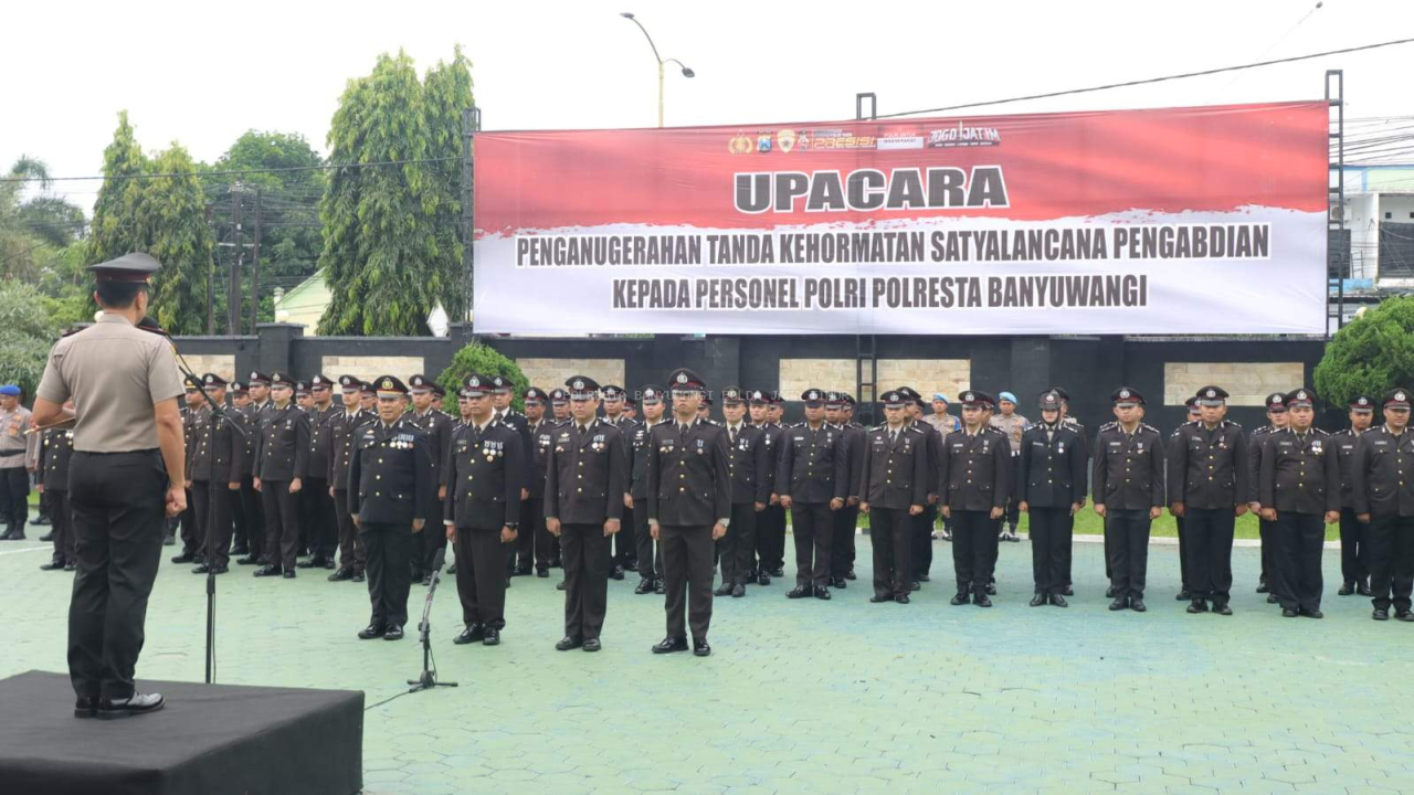 Berlangsung Khidmat; Kapolresta Banyuwangi Pimpin Upacara Penghargaan Satyalancana Pengabdian