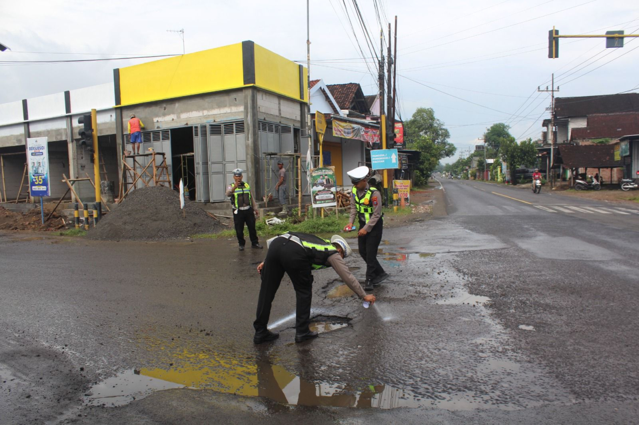 Respon Cepat Keluhan Masyarakat, Satlantas Polres Trenggalek Lakukan Pemetaan Jalan Rusak di Ruas Jalan Gandusari