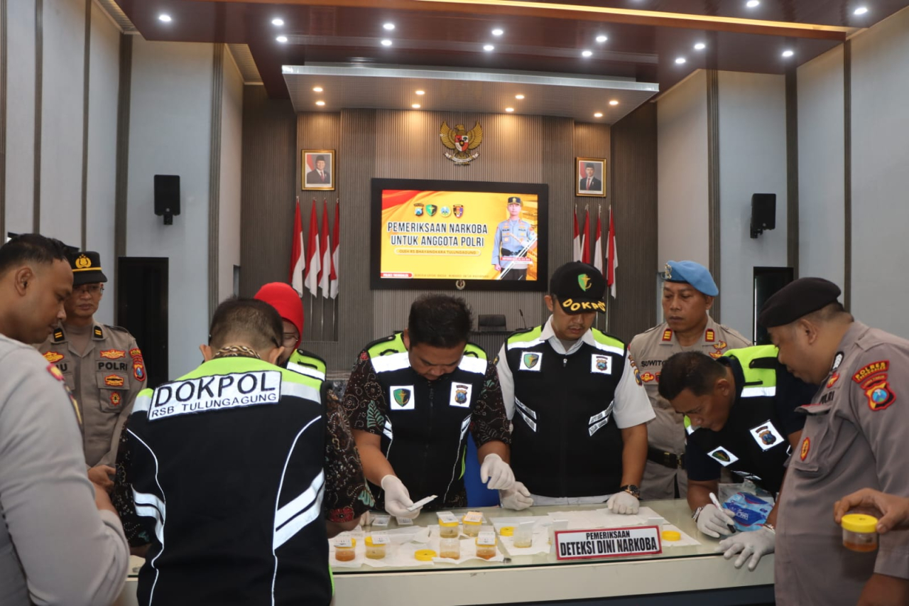 Sejumlah Anggota Polres Trenggalek Ikuti Tes Urine Mendadak, Sipropam Awasi Super Ketat