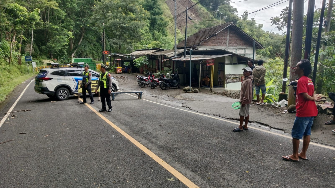 Update Longsor KM 16, Polres Trenggalek Tempatkan Personel di Jalur Alternatf