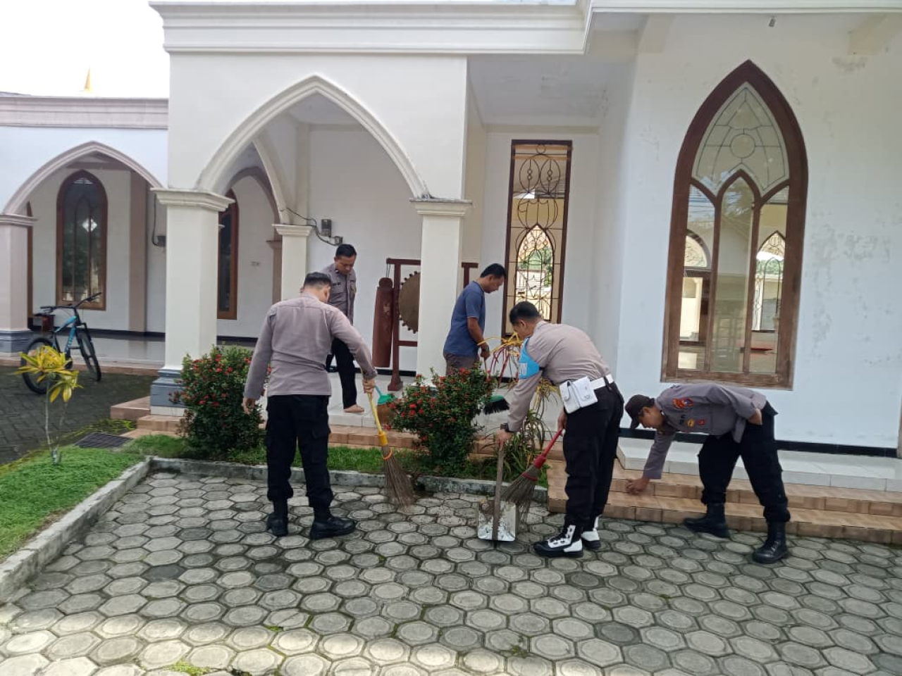 Jumat ASRI, Anggota Polres Trenggalek Kompak Kurve Bersihkan Masjid