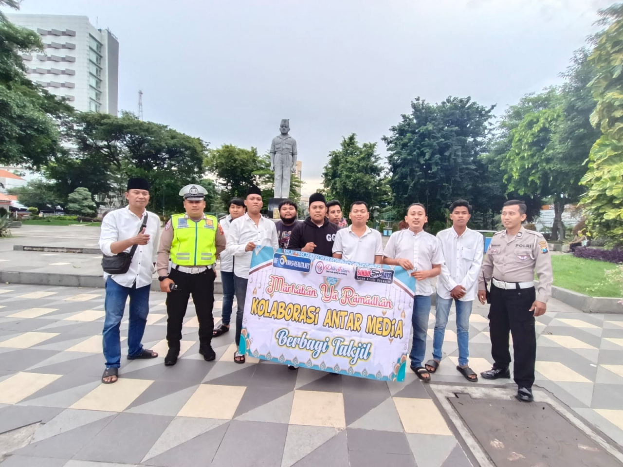 Bulan Suci Ramadan Penuh Berkah, Berbagai Media Memberikan Pembagian Ta'jil Kepada Masyarakat