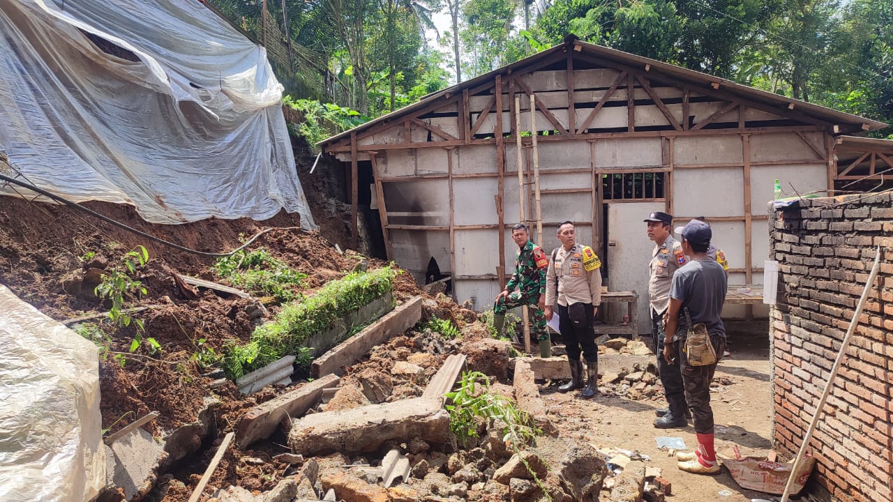 Dipicu Hujan Deras, Tebing di Desa Jombok Pule Longsor Timpa Dapur Rumah Warga