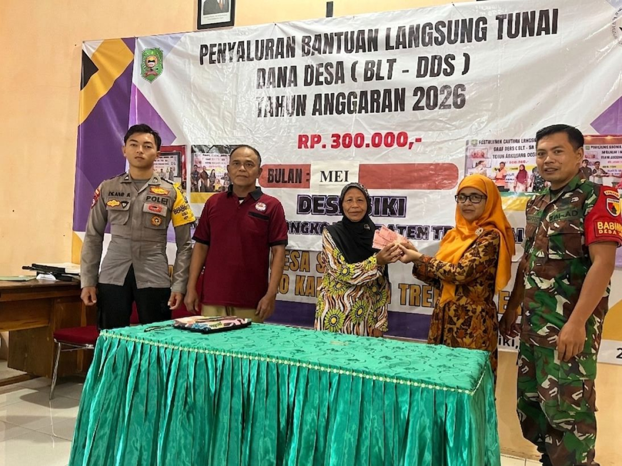 Bhabinkamtibmas di Trenggalek Dampingi Penyaluran BLT-DD Bagi Warga Tak Mampu